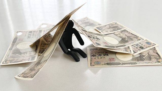 お金の上でうなだれる。伊達市で弁護士や司法書士に無料相談してみる